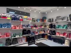 Berbagai sampel tas ransel ditampilkan